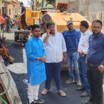 डामरीकरण रोड गुणवत्तापूर्ण बने वार्ड नं 04 में अध्यक्ष बंटी डामोर ने किया निरीक्षण