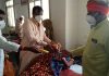 थांदला मंडल की तरफ से गुमान सिंह डामोर ने डॉक्टरों का सम्मान कर मरीजो को फल बिस्कुट वितरण किए