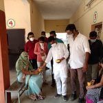 बिरसा मुंडा की शहीदी दिवस पर नगर परिषद अध्यक्ष बंटी डामोर नगर मंडल अध्यक्ष समर्थ उपाध्याय द्वारा पुष्पांजलि अर्पित कर टीकाकरण सेंटर में फल वितरण किए