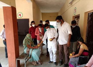 बिरसा मुंडा की शहीदी दिवस पर नगर परिषद अध्यक्ष बंटी डामोर नगर मंडल अध्यक्ष समर्थ उपाध्याय द्वारा पुष्पांजलि अर्पित कर टीकाकरण सेंटर में फल वितरण किए