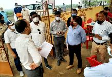 कलेक्टर ने दौरा कर जाना वेक्सिनेशन का हाल लक्ष्य से भी ज्यादा हासिल करने के लिए बढ़ाया हौसला