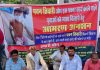 करंट से घायल आउटसोर्स कर्मचारी पवन तिवारी को न्याय दिलाने रीवा कलेक्ट्रेट भवन के सामने समाजसेवी कुंज बिहारी तिवारी देवा भारती सहित कई लोगों ने 4 सूत्री मांगों को लेकर शुरू किया आमरण अनशन