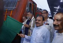 केंद्रीय जल शक्ति एवं खाद्य प्रसंस्करण राज्यमंत्री प्रहलाद सिंह पटेल ने भोपाल रेलवे स्टेशन से भोपाल-दमोह राज्यरानी एक्सप्रेस, स्पेशल ट्रेन को हरी झंडी दिखाकर रवाना किया/कुंडेश्वर टाइम्स समाचार संपादक मोहन पटेल की खास रिपोर्ट