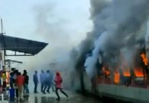 रेलवे स्टेशन पर खड़ी ट्रेन अचानक धू धू कर जलने लगी,मधुबनी रेलवे स्टेशन पर खड़ी स्वतंत्रता सेनानी एक्सप्रेस ट्रेन में लगी भीषण आग