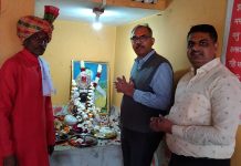 संत रविदासजी महाराज की 645 वी जन्म जयंती पर हुए आयोजन रथ में संत रविदासजी की तस्वीर के साथ बैंड बाजों पर भक्तों की टोली ने नाचते गाते निकाली भव्य शोभायात्रा