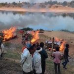 मोहनिया टनल बस दुर्घटना से मृतकों की चोभरा में सोन नदी के किनारे जली 8 चिताएं, गांव में हर आंख नम, किसी के घर नहीं जला चूल्हा