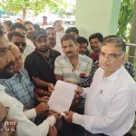 पत्रकार लामबंद,दमोह पहुंचकर कलेक्टर को ज्ञापन सौंपा;पंचायतो में चल रहे फर्जी निर्माण कार्यों की जांच की मांग,जांच को लेकर बौखलाए सचिव सरपंच ।। कुंडेश्वर टाइम्स ब्यूरो मोहन पटेल की रिपोर्ट