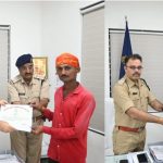 शिव मंदिर देवतालाब में करंट फैलने के दौरान साहसिक कार्य करने वाले युवकों को एसपी रीवा ने दिया प्रशस्ति पत्र,कुंडेश्वर टाइम्स ब्यूरो प्रमोद सिंह सेंगर की रिपोर्ट