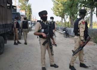जम्मू-कश्मीर के कुलगाम में सेना के तीन जवान शहीद, मुठभेड़ जारी