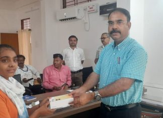 मऊगंज कलेक्टर की पहल से बेटी रिशा की पढ़ाई हुई आसान,कलेक्टर ने रिशा को दिया मोबाइल फोन, कुंडेश्वर टाइम्स ब्यूरो प्रमोद सिंह सेंगर की रिपोर्ट