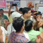 बेटे के हत्यारों को गाली देने पर भड़के गर्म मिजाज TI, बीच बचाव करने आये आला अधिकारी