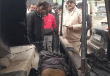 समान थाने के सामने युवक का शव मिलने से हड़कंप: शरीर पर चोटों के निशान, कपड़े-मोबाइल गायब; परिजनों ने जताई हत्या की आशंका। पुलिस जांच में जुटी