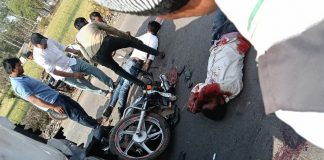 सड़क के गड्ढे बने काल: रॉन्ग साइड आए ट्रक ने बाइक सवारों को रौंदा, एक की मौत, दो गंभीर। कुंडेश्वर टाइम्स ब्यूरो संजय त्रिपाठी की रिपोर्ट